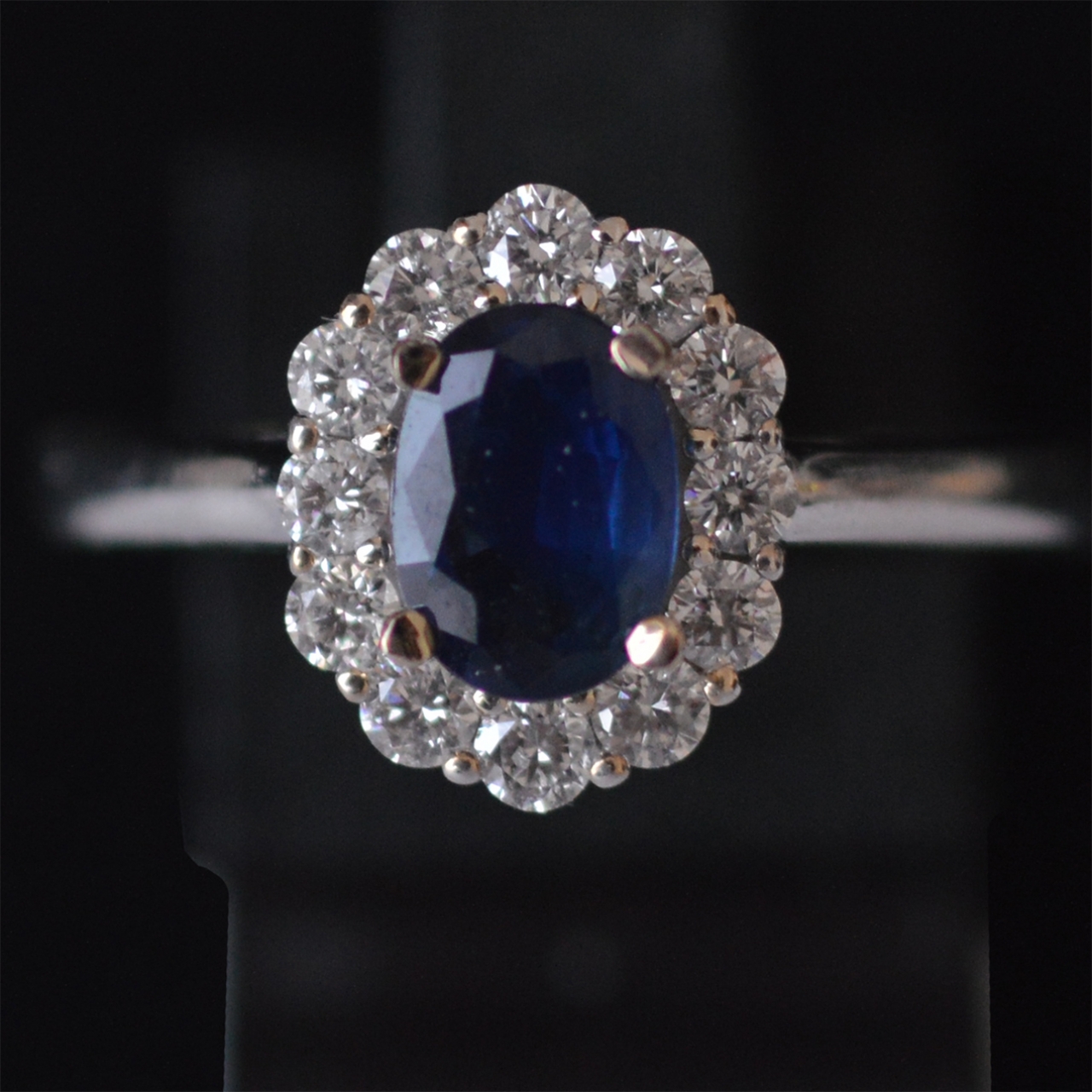 lady-di-diamant-saffier-entourage-ring
