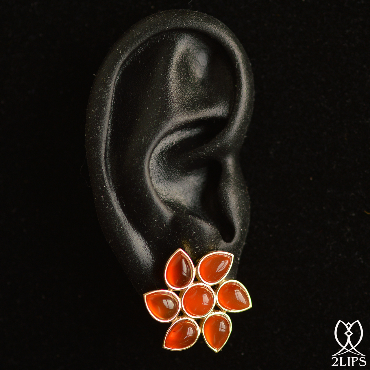 2lips-flower-tulp-carneool-oorbellen-oorstekers-ontwerper-david-aardewerk-juwelier-18k-goud-keukenhof-dutch