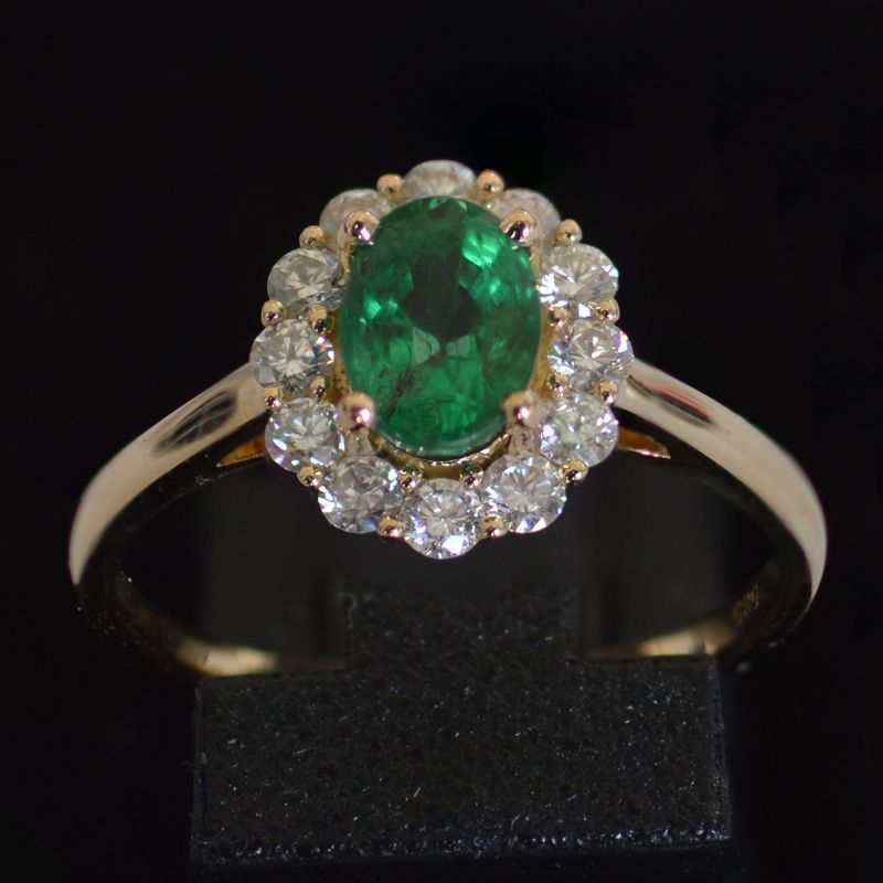 entourage-ring-geel-goud-ovale-smaragd-ronde-conflictvrije-diamanten-cluster-lady-di