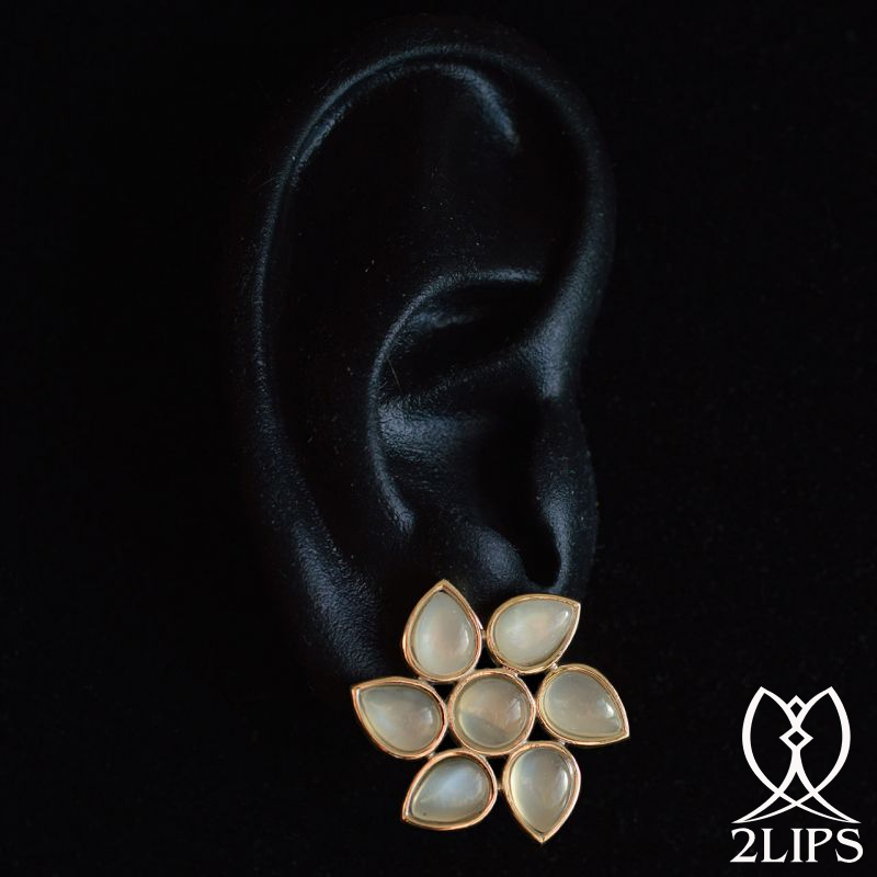 2lips-flower-tulp-maansteen-oorbellen-oorstekers-ontwerper-david-aardewerk-juwelier-18k-goud-keukenhof-dutch-design