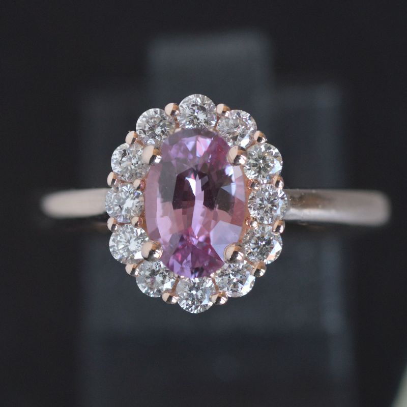 ovale-roze-saffier-entourage-ring-rose-rood-goud-ronde-conflictvrije-diamanten-cluster-verlovings-lady-di