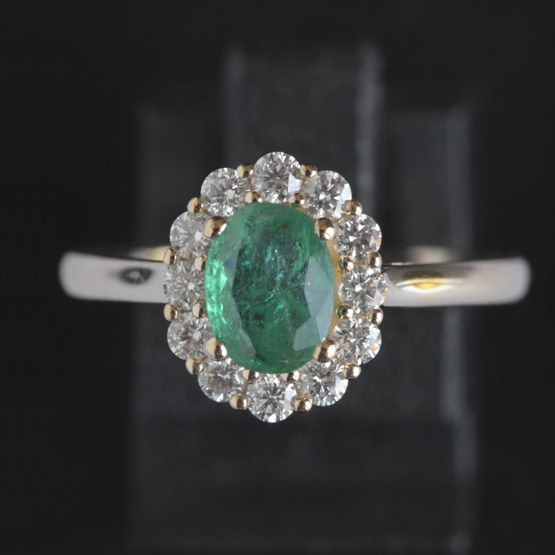 ovale-smaragd-entourage-ring-geel-goud-ronde-conflictvrije-diamanten-cluster-verlovings-lady-dismargd