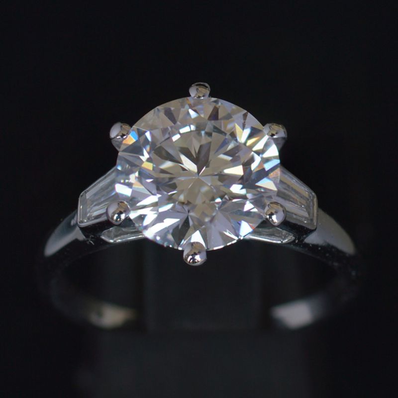 tijdloze-klassieke-3-ct-d-kleur-vvs-lab-grown-diamanten-solitaire-ring-met-tapperd-baguettes