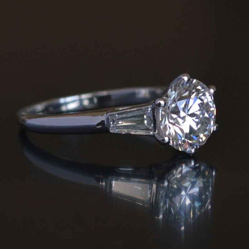 tijdloze-klassieke-2-ct-d-kleur-vvs-lab-grown-diamanten-solitaire-ring-met-tapperd-baguettes