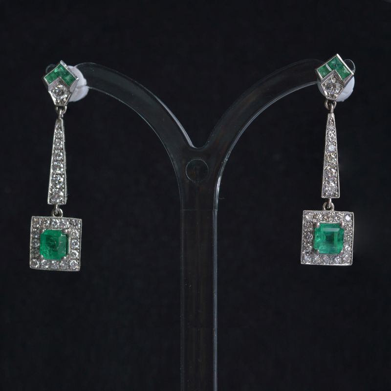 platina-diamant-colombiaanse-smaragd-oorbellen-art-deco-stijl