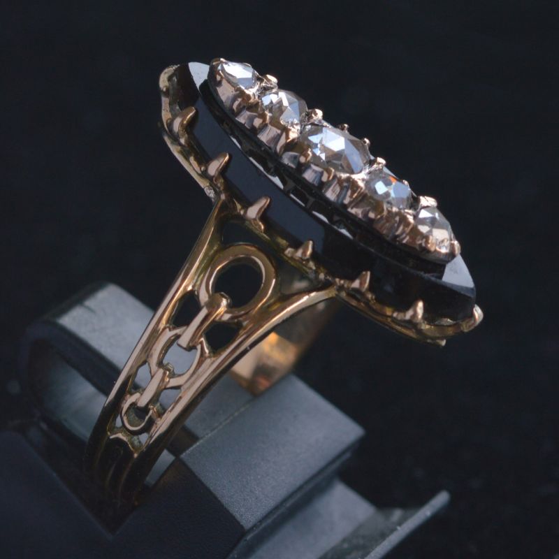 antieke-ring-met-roosgeslepen-diamant-en-onyx