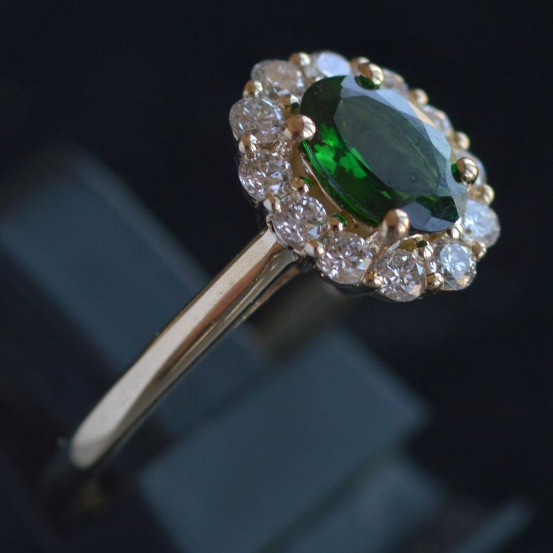ovale-groene-algtantwerpen-gecertificeerde-groene-tsavoriet-entourage-ring-geel-goud-ronde-conflictvrije-diamanten-cluster-verlo