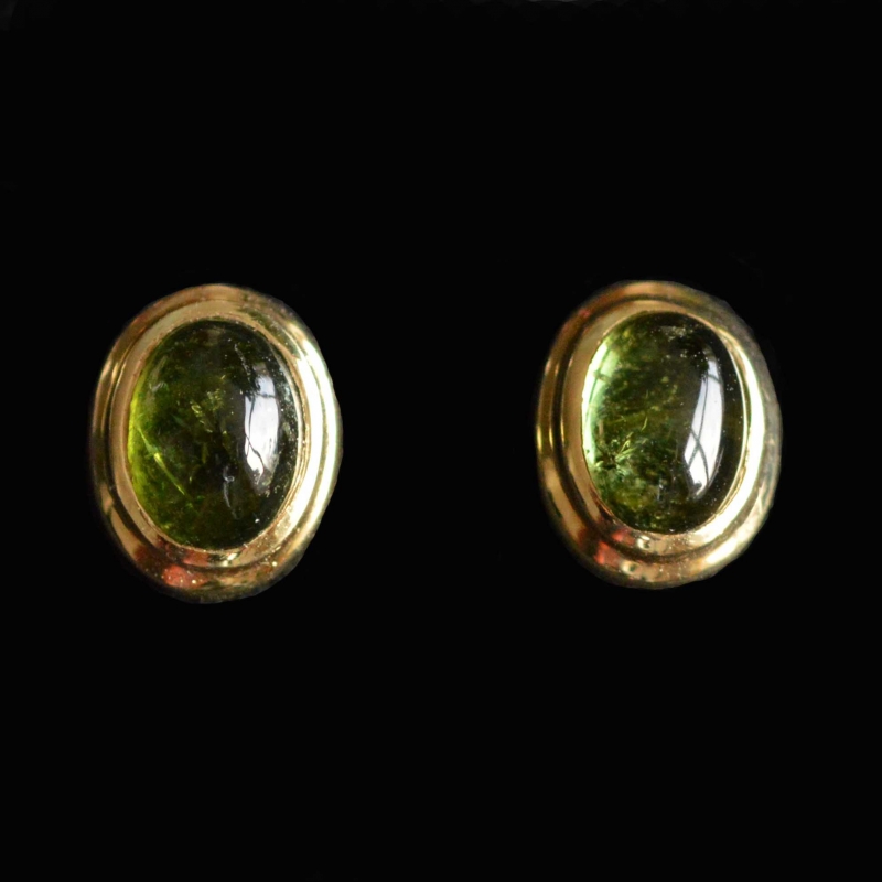 14-karaat-geelgouden-oorstekers-met-twee-cabochon-geslepen-groene-toermalijnen