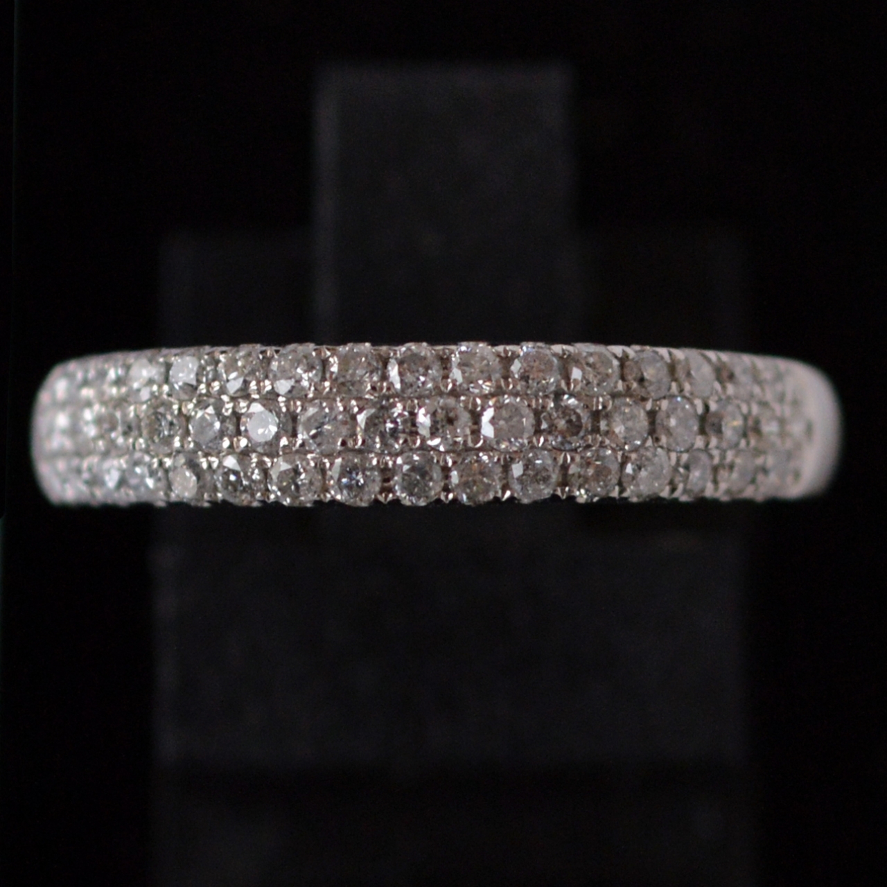 14-karaat-wit-gouden-pave-halve-alliance-ring-met-0-5-crt-diamant