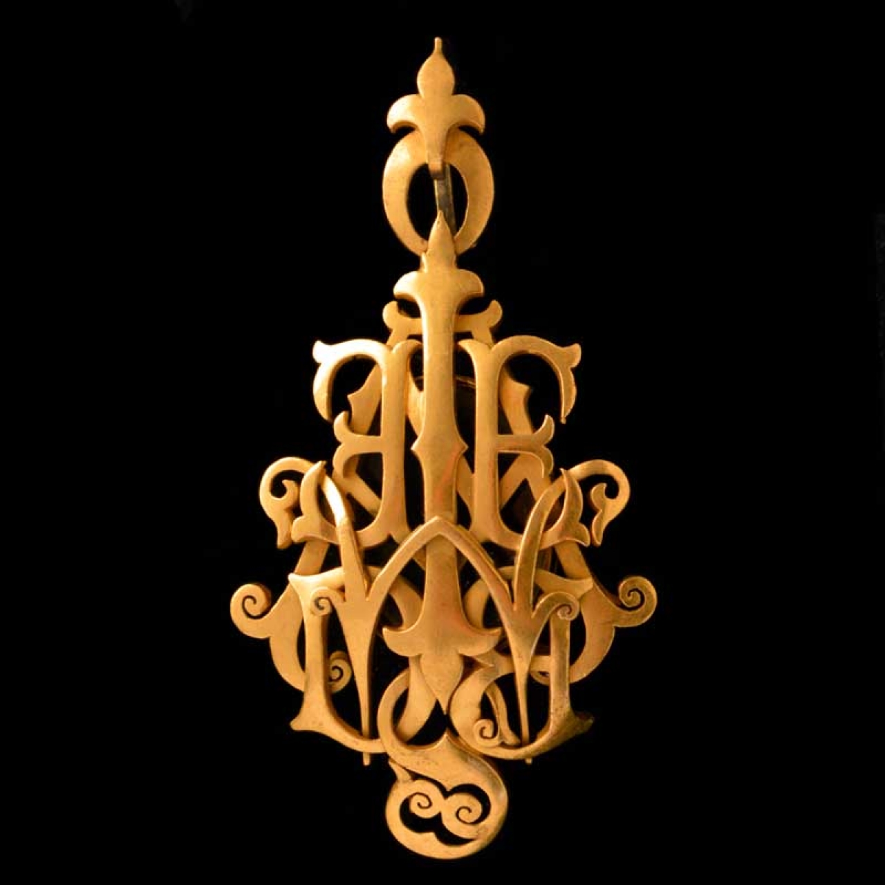 monogram-hanger-letter-ontwerp-kalligrafie-antiek-gouden-medaillon