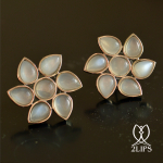 2lips-flower-tulp-maansteen-oorbellen-oorstekers-ontwerper-david-aardewerk-juwelier-18k-goud-keukenhof-dutch-design