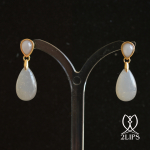 18k-goud-2lips-colours-oorbellen-licht-grijze-maansteen-designer-david-aardewerk-juwelier