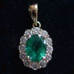 lady-di-diamant-smaragd-entourage-pendant