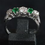 smaragd-diamant-riviere-verlovings-ring-wit-goud