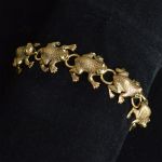 marcherende-kikker-armband-18-karaat-geel-goud-smaragd-italiaand-80jaren