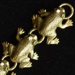 marcherende-kikker-armband-18-karaat-geel-goud-smaragd-italiaand-80jaren