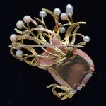 70-jaren-gouden-uil-broche-peau-d-ange-roze-koraal-akoya-parels