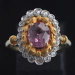 klassiek-geinspireerde-fraai-gedetailleerde-ring-met-rubelliet-toermalijn-diamant-goud