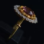 klassiek-geinspireerde-fraai-gedetailleerde-ring-met-rubelliet-toermalijn-diamant-goud
