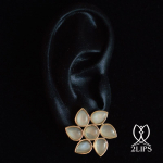 2lips-flower-tulp-maansteen-oorbellen-oorstekers-ontwerper-david-aardewerk-juwelier-18k-goud-keukenhof-dutch-design