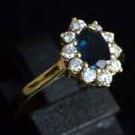 vintage-ovale-saffier-entourage-ring-geel-goud-ronde-diamanten-cluster-verlovings-lady-di