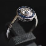 platina-art-deco-oud-slijpsel-diamant-saffier-verlovingsring