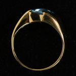moderne-18k-gouden-ring-vierkante-buff-top-geslepen-lichtblauwe-topaas