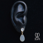 18k-goud-2lips-colours-oorbellen-licht-grijze-maansteen-designer-david-aardewerk-juwelier