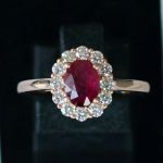 ovale-robijn-entourage-ring-rose-goud-ronde-conflictvrije-diamanten-cluster-verlovings-lady-di