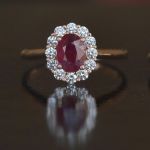 ovale-robijn-entourage-ring-rose-goud-ronde-conflictvrije-diamanten-cluster-verlovings-lady-di