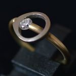 moderne-vormgegeven-diamant-solitair-ring-modern-design