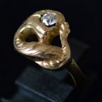 antieke-22k-gouden-solitair-draken-ring-0-30-ct-diamant-blauw-wit