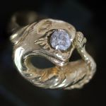antieke-22k-gouden-solitair-draken-ring-0-30-ct-diamant-blauw-wit