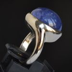 goud-tanzaniet-op-maat-gemaakt-ring-2lips-dutch-design-uniek-ontworpen-sieraad-ontwerper-goudsmid-edelsmid-david-aardewerk
