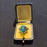 rood-geel-gouden-ring-cabochon-geslepen-turkoois-van-circa-9-robijntjes-marinus-zwollo-1903-1983-amsterdam