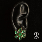 2lips-flower-tulp-smaragd-oorbellen-oorstekers-ontwerper-david-aardewerk-juwelier-18k-goud-keukenhof-dutch