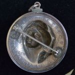 relief-liberty-1-dollar-munt-hanger-broche-1887