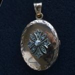 ovale-antiek-vintage-14-karaats-gouden-medaillon-dubbele-kruis-applique-roos-geslepen-diamant