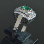 18k-karaat-goud-0-55-ct-briljant-vs1-f-g-kleur-diamant-0-77-ct-colobiaanse-smaragd-ring