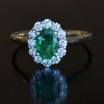 entourage-ring-geel-goud-ovale-smaragd-ronde-conflictvrije-diamanten-cluster-lady-di