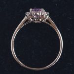 ovale-roze-saffier-entourage-ring-rose-rood-goud-ronde-conflictvrije-diamanten-cluster-verlovings-lady-di