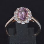 ovale-roze-saffier-entourage-ring-rose-rood-goud-ronde-conflictvrije-diamanten-cluster-verlovings-lady-di