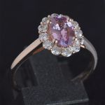 ovale-roze-saffier-entourage-ring-rose-rood-goud-ronde-conflictvrije-diamanten-cluster-verlovings-lady-di