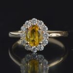ovale-gele-saffiers-entourage-ring-geel-goud-ronde-conflictvrije-diamanten-cluster-verlovings-lady-dismargd