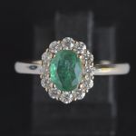 ovale-smaragd-entourage-ring-geel-goud-ronde-conflictvrije-diamanten-cluster-verlovings-lady-dismargd