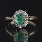 ovale-smaragd-entourage-ring-geel-goud-ronde-conflictvrije-diamanten-cluster-verlovings-lady-dismargd
