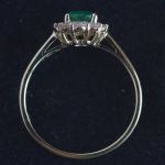 ovale-smaragd-entourage-ring-geel-goud-ronde-conflictvrije-diamanten-cluster-verlovings-lady-dismargd