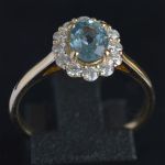 ovale-aquamarijn-entourage-ring-geel-goud-ronde-conflictvrije-diamanten-cluster-verlovings-lady-di