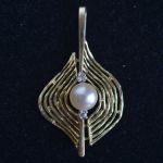 akoya-pearl-diamond-14k-gold-1970s-hippy-pendant
