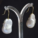 18k-karaat-geel-gouden-witte-baroque-parel-oorbellen-hangers